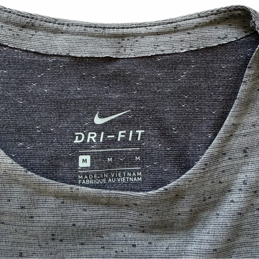 Nike Dri Fit Tank Top Womens Medium Gray Sleeveless Athletic Workout Running Gym